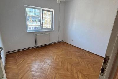 Apartament cu 4 camere decomandat în Central - 3
