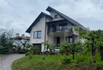 Casă cu 5 camere cu Teren 1280 Mp în Central