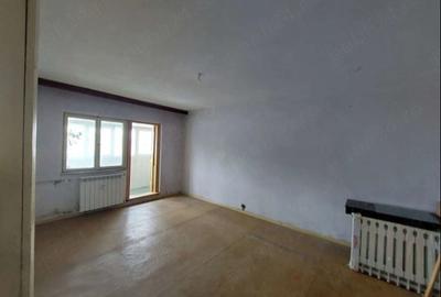 Apartament cu 3 camere decomandat în Rovine