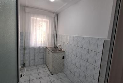 Apartament cu 3 camere semidecomandat în Crihala