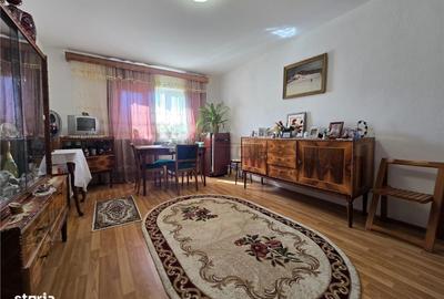 Apartament cu 3 camere decomandat în Nicolina