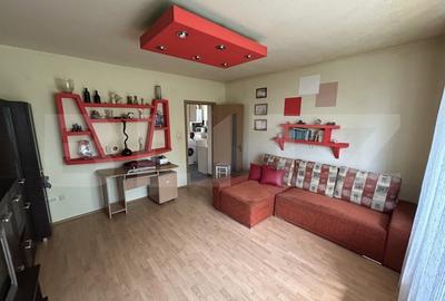 Apartament cu 3 camere decomandat, mobilat în Calea Moldovei