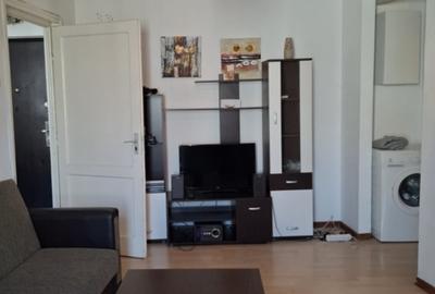 Apartament cu 2 camere semidecomandat, mobilat în Victoriei