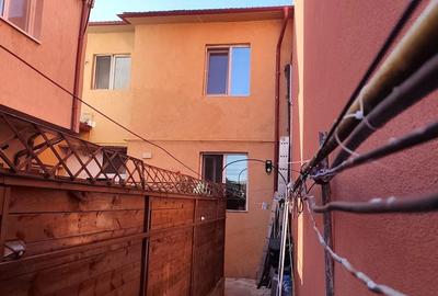 Casă cu 6 camere semidecomandat cu Canalizare în Central
