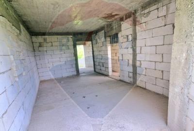 Casă cu 6 camere cu Teren 1476 Mp în Strugari - 1