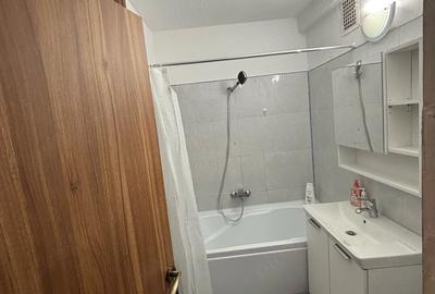 Apartament cu 3 camere semidecomandat în Ghiroda