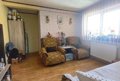 Apartament cu 3 camere semidecomandat în Gojdu