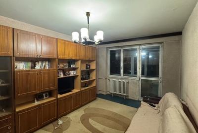 Apartament cu 3 camere decomandat în Lacul Tei