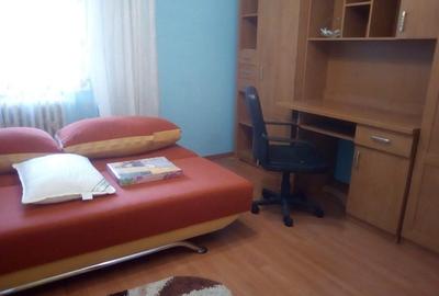 Apartament cu 3 camere decomandat în Rovine