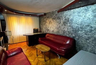 Apartament cu 3 camere decomandat în Podul de Fier