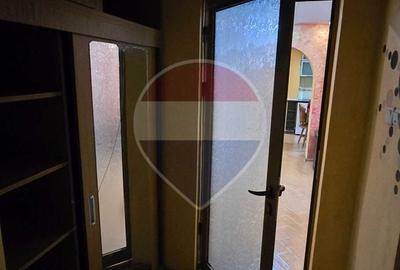 Apartament cu 3 camere decomandat în Podu Roș