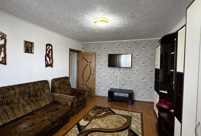 Apartament cu 3 camere decomandat în Tractorul