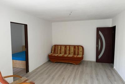 Apartament cu 3 camere semidecomandat, mobilat în Craiovița Nouă