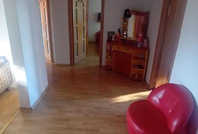 Apartament cu 3 camere decomandat în Mărăței