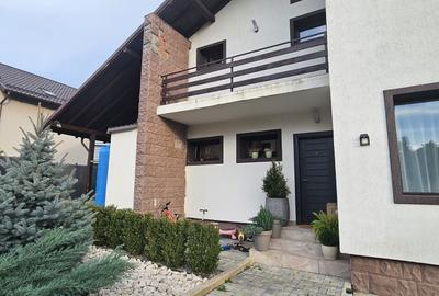 Casă cu 4 camere în Săteni