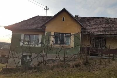 Casă cu 4 camere cu Teren 3000 Mp în Petrilaca