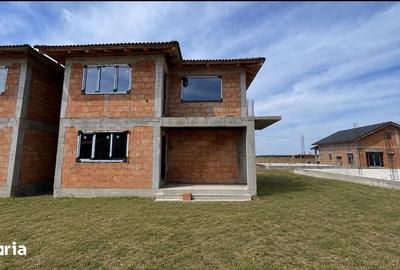 Casă cu 4 camere cu Teren 300 Mp în Sânmartin