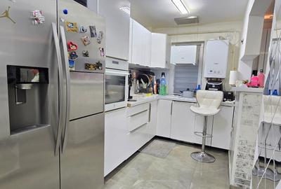 Apartament cu 3 camere semidecomandat, mobilat în Alexandru cel Bun
