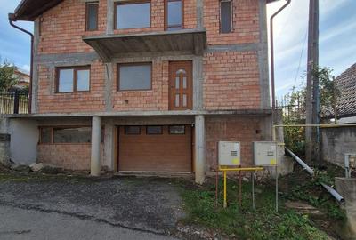 Casă cu 4 camere cu Teren 404 Mp în Central