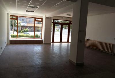 Spațiu comercial, de 70 mp, în Central - 4