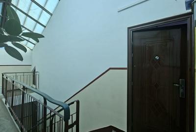 Apartament cu 3 camere, mobilat în Central