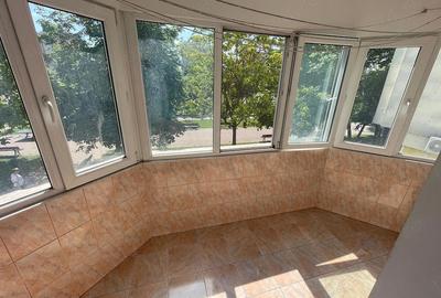 Apartament cu 3 camere decomandat în Nicolina