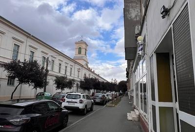 Apartament cu 2 camere semidecomandat în Intim