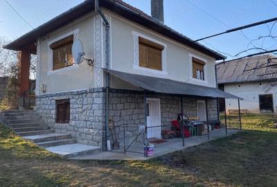 Casă cu 5 camere cu Teren 8000 Mp în Ciucea