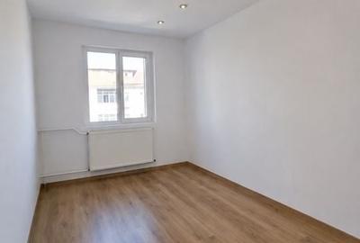 Apartament cu 3 camere semidecomandat în Craiovița Nouă