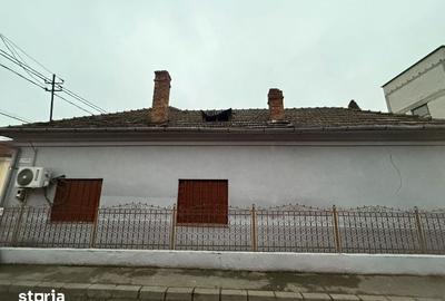 Casă cu 4 camere cu Teren 400 Mp în Central