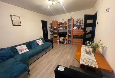 Apartament cu 3 camere semidecomandat, mobilat în Craiovița Nouă