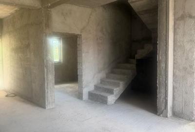 Casă cu 4 camere cu Teren 500 Mp în Central