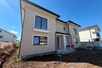 Duplex cu 4 camere cu Canalizare în Central