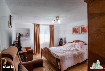 Casă cu 9 camere cu Teren 200 Mp în Titan