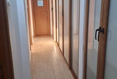 Apartament cu 3 camere decomandat în Eremia