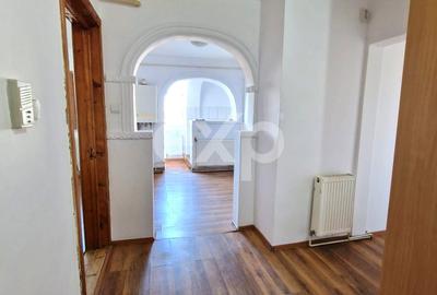Apartament cu 3 camere decomandat în Micro 4