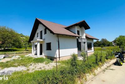 Casă cu 5 camere cu Teren 1650 Mp în Cetate