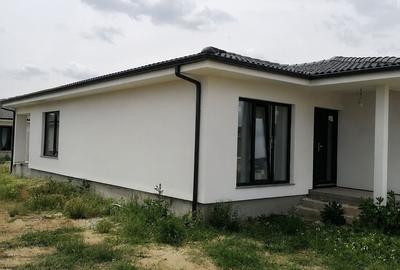 Casă cu 4 camere în Sântandrei