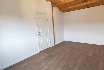Casă cu 2 camere decomandat în Ruși