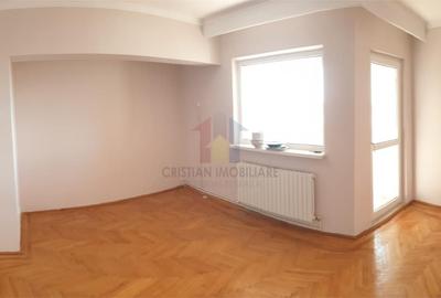 Apartament cu 3 camere decomandat în Central