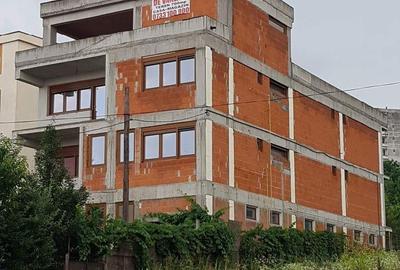 Casă cu 8 camere cu Teren 350 Mp în Central