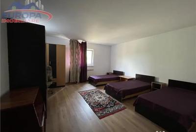 Casă cu 10 camere cu Teren 300 Mp în Dallas