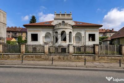 Casă cu 7 camere cu Teren 1048 Mp în Central