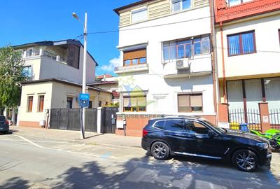 Apartament cu 4 camere decomandat în P-ța Rosetti