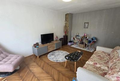 Apartament cu 2 camere decomandat în Far