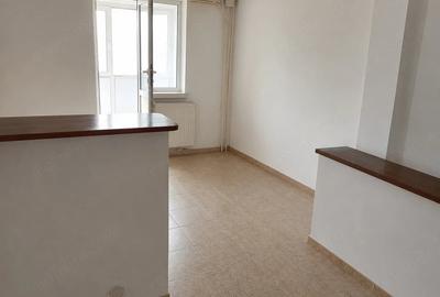 Apartament cu 3 camere decomandat în Rovine