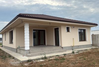 Casă cu 4 camere în Sântandrei