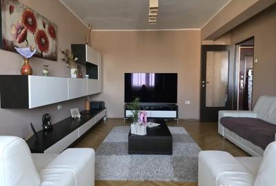 Apartament cu 3 camere decomandat în Rogerius