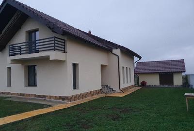Casă cu Teren 1500 Mp în Preajba