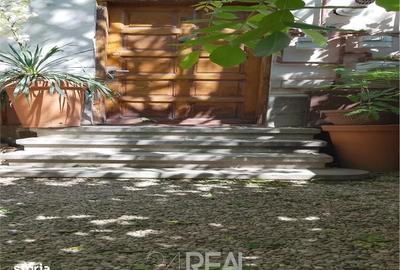 Casă cu 4 camere în Splaiul Unirii